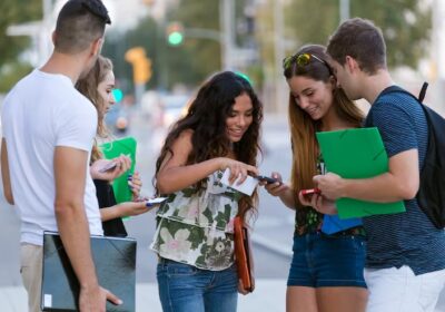 imgi_4_grupo-estudiantes-que-divierten-smartphones-despues-clase_1301-4461