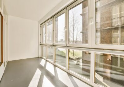 imgi_19_habitacion-vacia-grandes-ventanas-ninguna-persona-foto-esta-mirando-otro-area-afuera_305343-60945