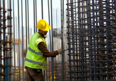 working-hard-building-man-construction-worker-750×400-1